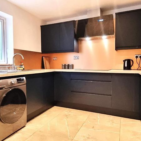 Spacious 6 Bedroom House, 4 Bathrooms, Central, 2 Parking Spaces Swindon Exteriér fotografie