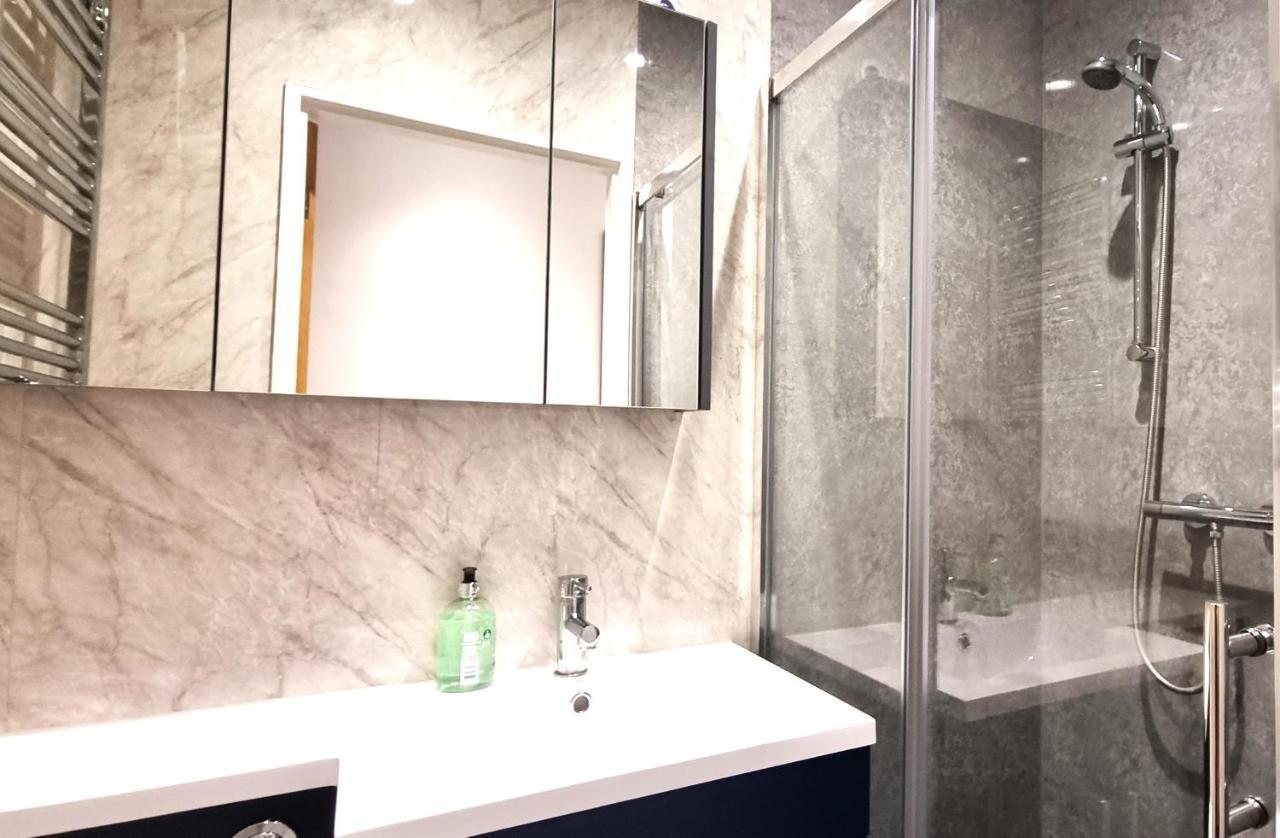 Spacious 6 Bedroom House, 4 Bathrooms, Central, 2 Parking Spaces Swindon Exteriér fotografie