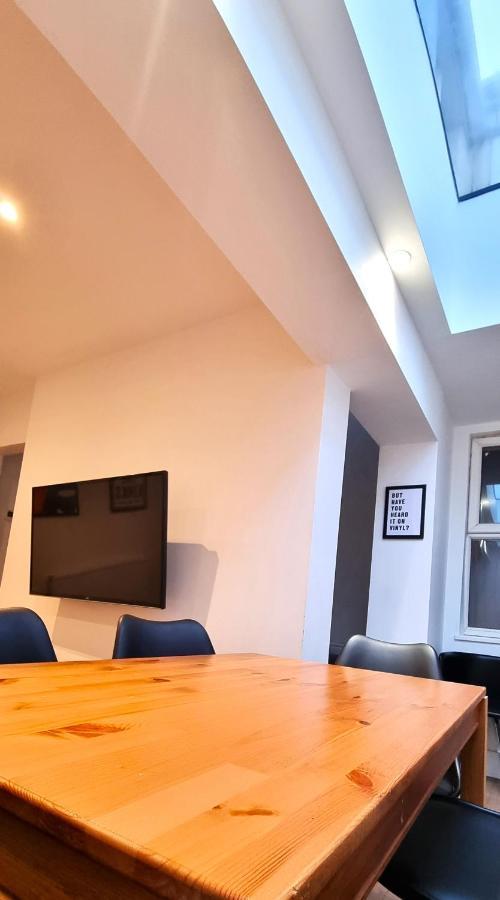 Spacious 6 Bedroom House, 4 Bathrooms, Central, 2 Parking Spaces Swindon Exteriér fotografie