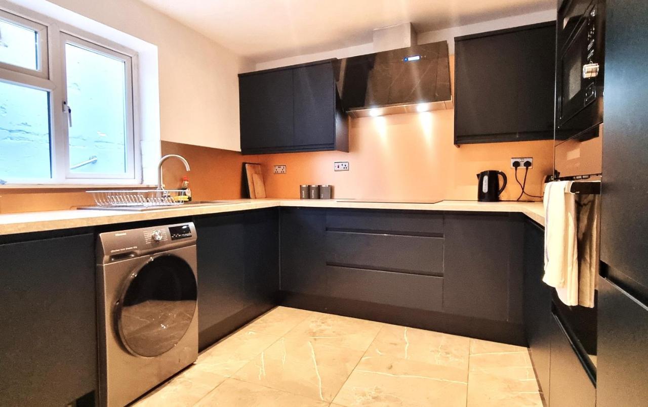 Spacious 6 Bedroom House, 4 Bathrooms, Central, 2 Parking Spaces Swindon Exteriér fotografie